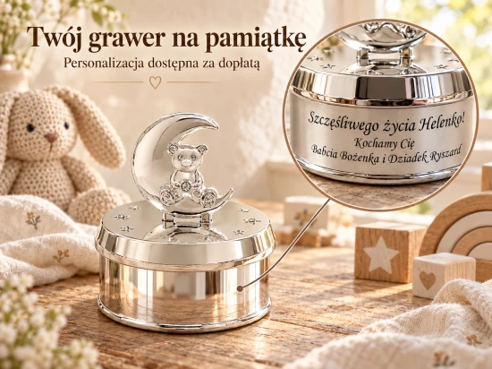 Prezentacja opcjonalnej tabliczki z grawerem na boku pozytywki, z powiększeniem przykładowej dedykacji.