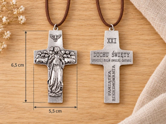 Awers i rewers krzyżyka z zaznaczoną wysokością 6,5 cm oraz szerokością 5,5 cm.