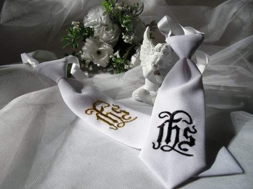 Krawat chłopięcy haftowany IHS