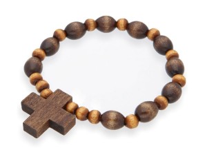 Różaniec drewniany na rękę – brązowa bransoletka modlitewna