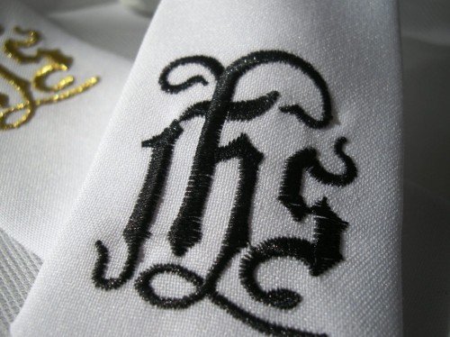 Krawat chłopięcy haftowany IHS